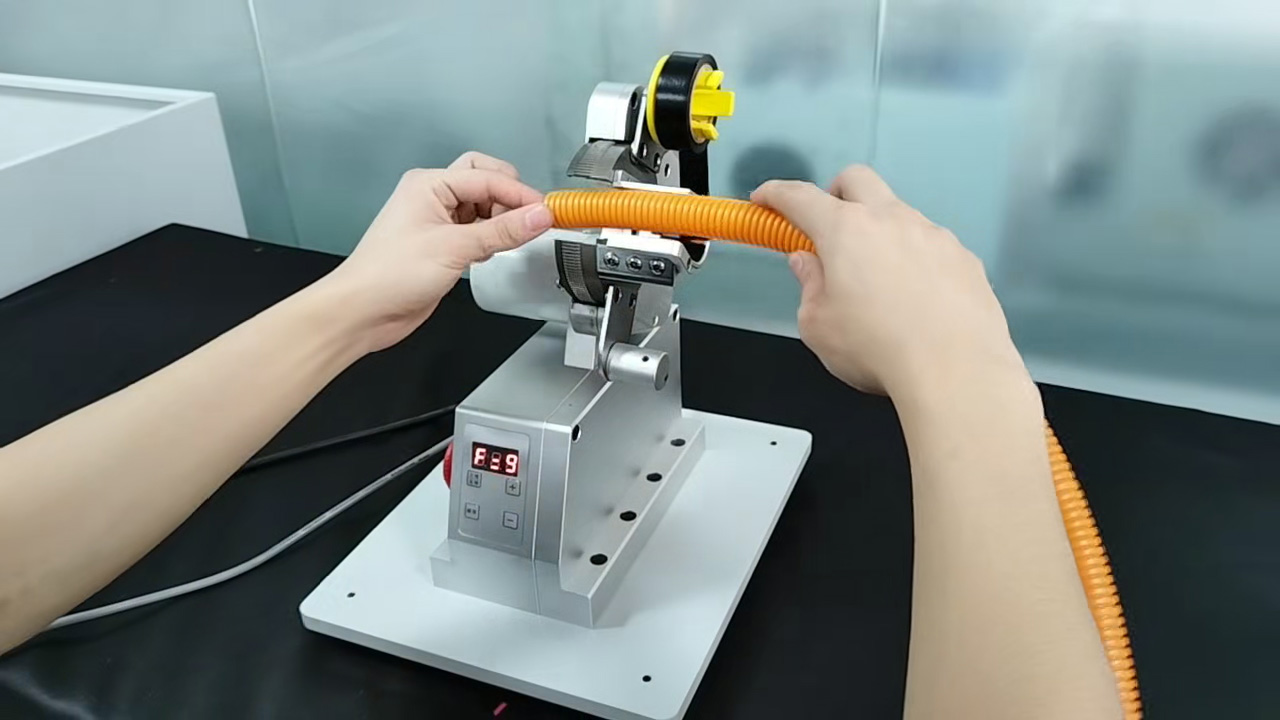 Máquina Enroladeira de Fita Adesiva para Tubos Corrugados - Compacta e Precisa