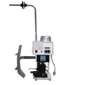  Crimpagem do terminal CA no cabo para fazer o plugue traseiro do cabo.