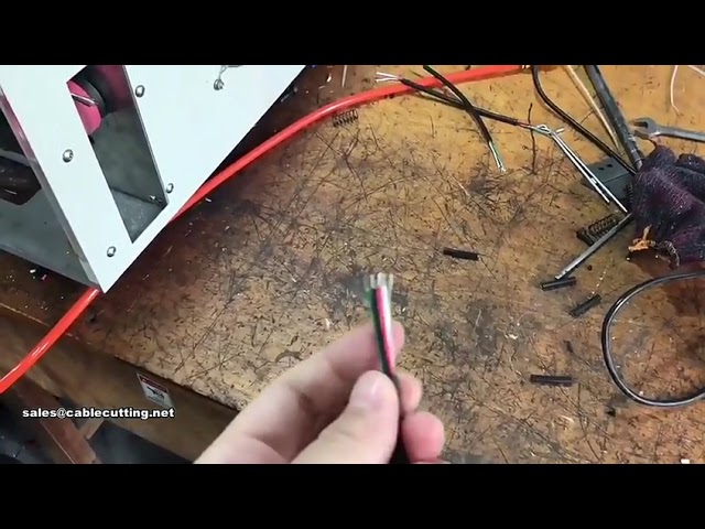 Máquina Automática de Corte e Decapagem de Cabos Multipolares com Bainha