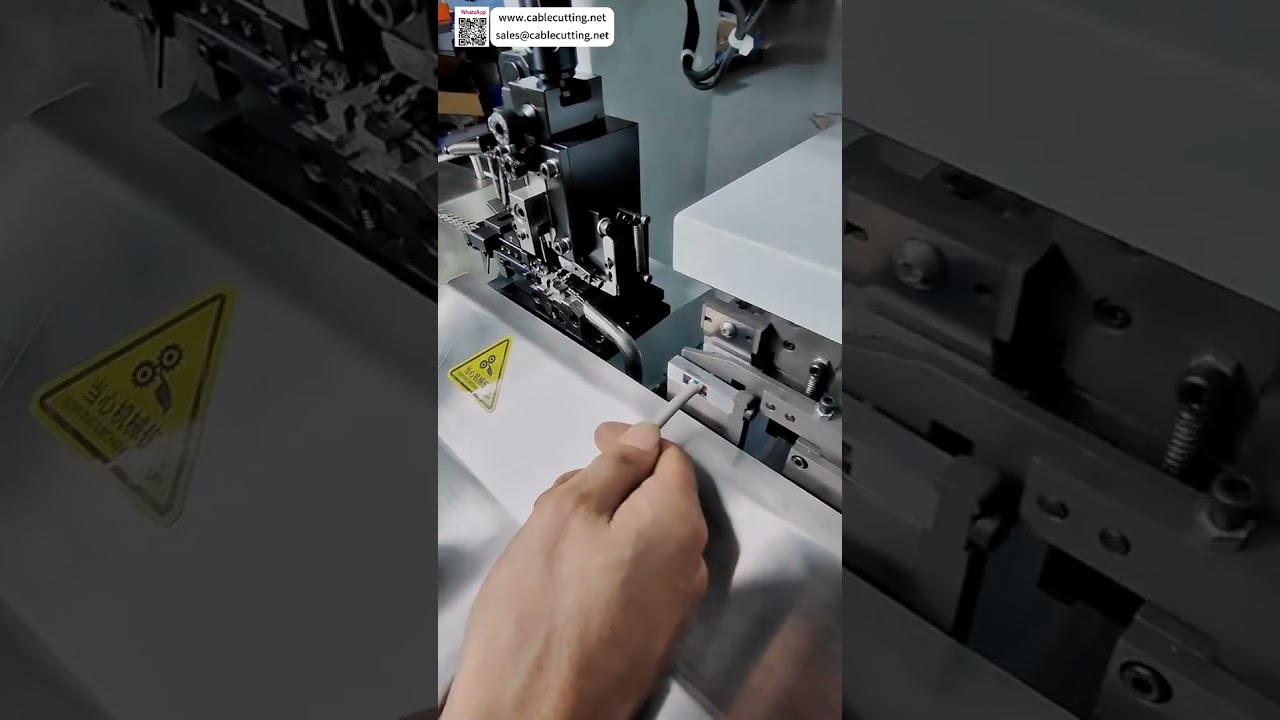 Máquina de Decapagem e Crimpagem de Fio Multinúcleo com Terminal Barbado - Fábrica de Chicotes