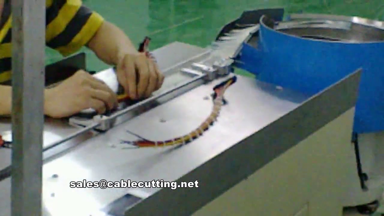 Máquina para Amarração de Vergalhões, Chicotes Elétricos e Cintas de Nylon com Esteira